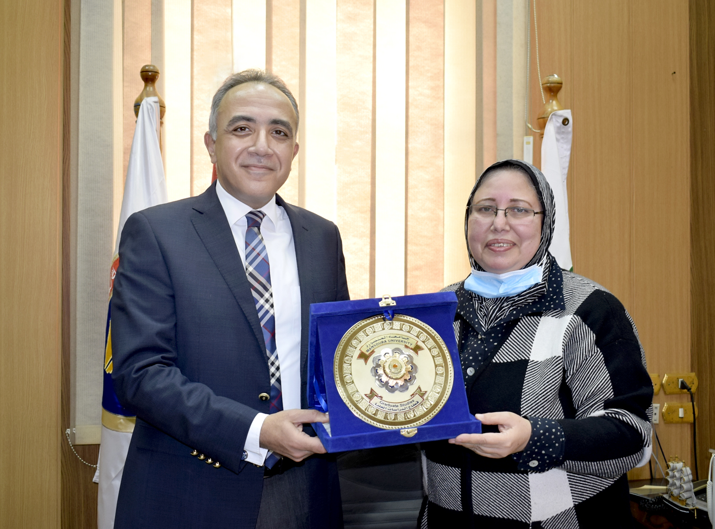 نائب رئيس جامعة المنصورة يكرم أ.د/ أمينة شلبي - عميد كلية السياحة والفنادق
