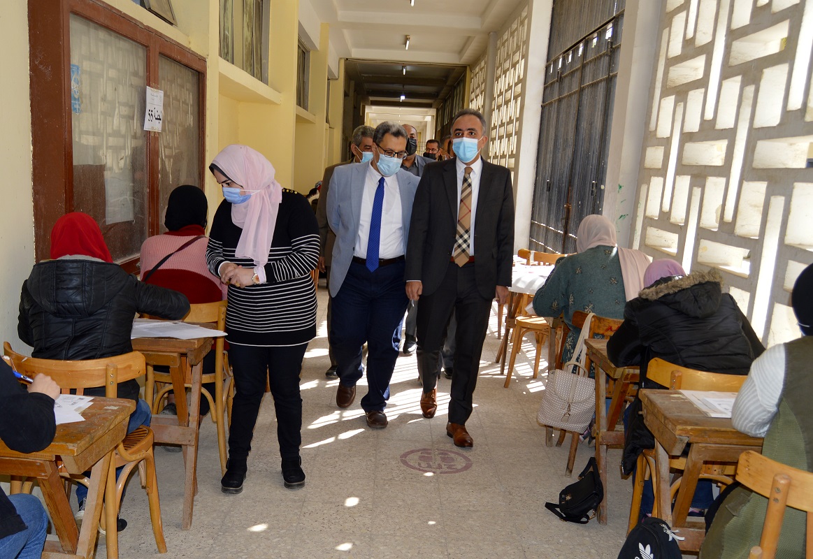 نائب رئيس الجامعة يتفقد امتحانات كليتى الزراعة والعلوم
