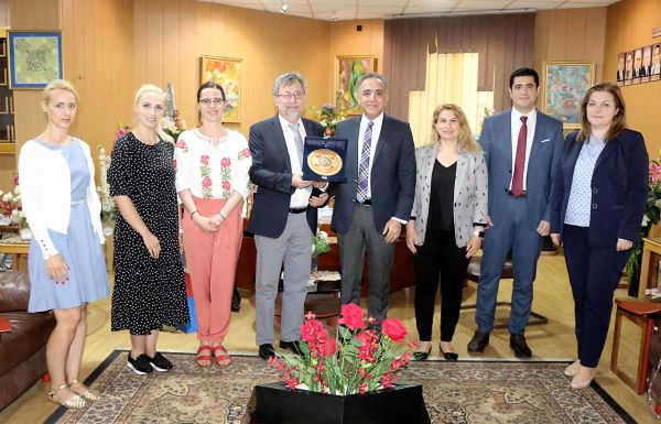 The Vice President of the University welcomes a large scientific delegation from the University of Pitesti, Romania